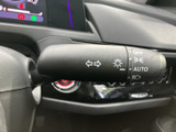 操作感に優れたウインカーレバーで、スムーズな車線変更をサポート。視認性の高い表示で、安全な運転をアシストします。使いやすさにも配慮。