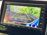 後方の視界を広げ、安全なバック駐車をサポート。ガイドライン表示で、狭い場所でもスムーズに駐車できます。運転に自信がない方にもおすすめです。