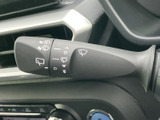 雨天時でもクリアな視界を確保。ワイパーの操作は直感的で、運転中の視界を良好に保ちます。安全なドライブをサポートする機能です。