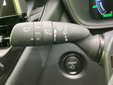 操作しやすいウインカーレバーで、安全な車線変更をサポート。スムーズな操作感で、運転のストレスを軽減します。