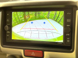 【バックカメラ】駐車時に後方がリアルタイム映像で確認できます。大型商業施設や立体駐車場での駐車時や、夜間のバック時に大活躍!運転スキルに関わらず、今や必須となった装備のひとつです!