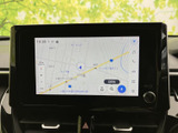 目的地までスムーズに案内。高精細な画面表示で、運転中の情報収集をサポートします。道に迷う心配なく、快適なドライブをお楽しみください。