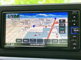 高精細な地図表示で、目的地までスムーズに案内。渋滞情報も確認でき、効率の良いルートを選択できます。安全運転をサポートします。