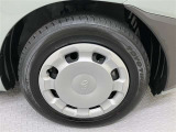 ホイルカバー付きです。タイヤサイズは185/65R15です。