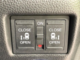 【両側パワースライドドア】スマートキーや運転席のスイッチで後席両側スライドドアの開閉が可能♪電動だから力を入れてドアを開ける必要が無く、小さなお子様でも簡単に開け閉めでき快適です♪
