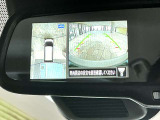 アラウンドビューモニター。上空から見下ろしている様な映像を映し出し車庫入れもスイスイ!