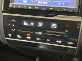 【オートエアコン】一度お好みの温度に設定すれば、車内の温度を検知し風量や温度を自動で調整。暑い&hellip;寒い&hellip;と何度もスイッチ操作をする必要はありません。快適な車内空間には必須の機能ですね♪