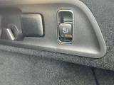 運転席側から操作すると、リヤのトランクの開閉が出来ます。