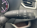 操作しやすい位置に配置されたウインカーレバーで、スムーズな車線変更が可能です。直感的に操作できるので、運転に集中できます。