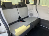 ゆったりとくつろげる後席空間。長距離移動でも疲れにくいシート形状です。家族や友人と快適なドライブを楽しめます。広々とした空間です。