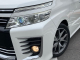【LEDヘッドライト】悪天候や夜間走行時も良好な視界を確保し安心して運転できる高輝度LEDヘッドライトを装備!点灯速度が早く、消費電力も抑えられています。