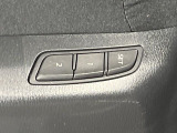 【メモリー機能付きパワーシート】ドライバーごとに設定したシート位置を記憶して、ボタン一つで切り替えできる便利な機能!運転する方が複数名いらっしゃるご家庭におすすめです♪