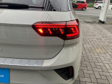 LEDテールランプ。ウィンカーには流れる様に点滅する「ダイナミックターンインジケーター」を装備。後続車からの視認性に貢献します。