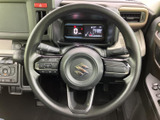 握りやすいステアリングで、運転操作をサポートします。操作性も良く、快適なドライビングを実現。手に馴染む形状です。
