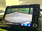 【バックカメラ】駐車時に後方がリアルタイム映像で確認できます。大型商業施設や立体駐車場での駐車時や、夜間のバック時に大活躍!運転スキルに関わらず、今や必須となった装備のひとつです!
