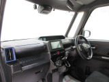 ダイハツのお店では、ダイハツ車を知り尽くしたプロフェッショナルが、専用の診断機器を使って各システムを点検しております。