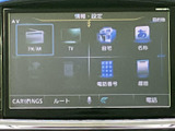 様々なソースに対応し、車内を楽しい空間に変えます。お好みの音楽で、快適なドライブをお楽しみください。