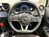 【純正革巻きステアリング】上質な革を使用することで、手にしっかり馴染みとても運転しやすいハンドルです♪