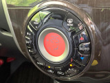【オートエアコン】一度お好みの温度に設定すれば、車内の温度を検知し風量や温度を自動で調整。暑い&hellip;寒い&hellip;と何度もスイッチ操作をする必要はありません。快適な車内空間には必須の機能ですね♪