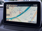 見やすい地図画面で、目的地までのルートをスムーズに検索できます。渋滞情報もリアルタイムで確認でき、快適なドライブをサポートします。