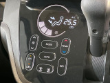【オートエアコン】一度お好みの温度に設定すれば、車内の温度を検知し風量や温度を自動で調整。暑い&hellip;寒い&hellip;と何度もスイッチ操作をする必要はありません。快適な車内空間には必須の機能ですね♪