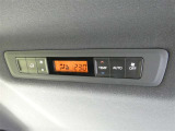 【後席用エアコン】後席用エアコンも装備されています。