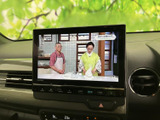停車中には、ワンセグや地デジテレビを視聴できます。休憩時間などに、番組を楽しむことができます。