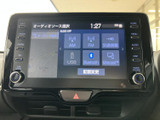 多彩なソースに対応し、快適なドライブをサポート。各種設定も直感的に操作できるので、運転に集中できます。音質も良好です。