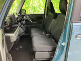視界の良い室内空間。運転に必要な情報がひと目でわかり、安全運転をサポートします。快適な操作性も魅力です。