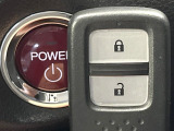 【Hondaスマートキー】カバンやポケットに入れたままでもドアの施錠・解錠が可能なスマートキーを装備。エンジンのオン・オフ時もカギを取り出す必要が無いからとっても便利です♪