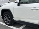 運転席からの視界は広く、運転操作もスムーズに行えます。快適なドライビングをサポートする機能が充実しています。上質な素材感も魅力です。