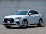 Audiデザインの特徴であるシングルフレームグリルが存在感を主張します。