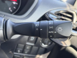 操作しやすいウインカーレバーで、スムーズな車線変更をサポートします。直感的な操作感で、安全な運転に貢献します。
