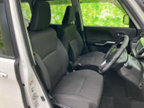 座り心地の良いシートが、ドライバーを包み込みます。視界も広く、運転に集中できる空間です。快適なドライブを約束します。