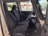 広々とした室内空間で、ゆったりとくつろげます。運転席からの視界も良く、運転に集中できますね。