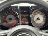 視認性の高いメーター類が、運転に必要な情報を的確に伝えます。走行距離やエンジン回転数など、重要な情報を一目で確認できる設計です。