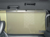 セカンドシートの窓ガラスには日よけのシェードを装備しています。強い日差しのカットに、プライバシー対策としても重宝します。