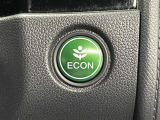【ECONスイッチ(ECONモード)】エンジンだけでなく、エアコンなども含めてクルマ全体を燃費優先で自動制御。早く車内を涼しくしたい夏場など、空調を優先したい時には、スイッチを押してOFFにできます。