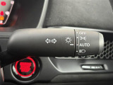 【オートライト(AUTO)】外の明るさをシステムが感知して、自動でヘッドライトが点灯します。ヘッドライトをつけ忘れを防ぐ便利機能です。