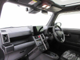 ダイハツのお店では、ダイハツ車を知り尽くしたプロフェッショナルが、専用の診断機器を使って各システムを点検しております。