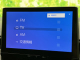 多彩なソースに対応し、快適なドライブを演出。ラジオやTVで情報収集も可能です。お好みの音量で、心地よい音楽をお楽しみください。