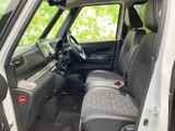 運転席からの視界は良好で、運転操作もスムーズに行えます。快適なドライブをサポートする機能的な空間です。