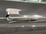キーのボタンを押したり、キーをドアロックに挿入したりすることなく、車両に乗ることができます。これによりキーを見つけるためにポケットやバッグを探したり、アンロックボタンを押したりする必要が無くなります。