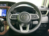 握りやすいステアリングは、運転操作をスムーズに行えます。操作しやすい位置に配置されたスイッチ類も便利です。