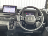 水平基調でスッキリとしたフロントビュー。広く見渡せて運転に安心をもたらします