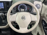 インテリアに合わせたデザインのステアリングは、運転される方のことも考え、運転しやすい形状、大きさです。是非一度、実際に触ってお確かめください。