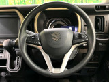 インテリアに合わせたデザインのステアリングは、運転される方のことも考え、運転しやすい形状、大きさです。是非一度、実際に触ってお確かめください。