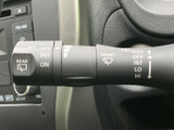 雨の日の運転をサポートするワイパーレバー。間欠機能で、状況に応じた適切な視界を確保できます。操作も直感的で簡単です。
