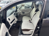 運転席からの視界は良好で、運転操作もスムーズ。快適なドライビングをサポートする、機能的な空間です。安全運転をサポートします。
