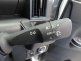 スイッチをオートに設定しておけば、車外の明るさに応じて自動的にヘッドランプを点灯・消灯します。夕暮れ時やトンネルの続く山道などを走行する時に便利なコンライトを装備しています。